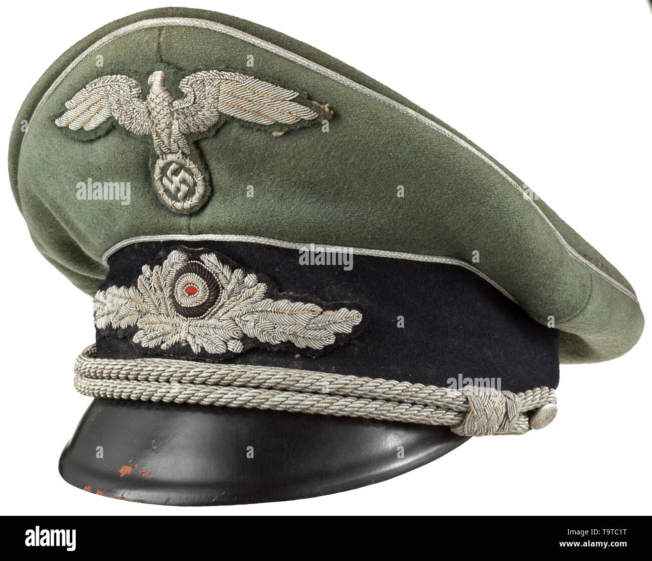 Eine Schirmmütze zum Feld - graue Uniform für hochrangige diplomatische Beamten Gap Body Feld-grauen Tuch mit schwarzen Zierleisten band, Keder in Silber und Schwarz lackiertem Visier. Grüner Seide Liner mit braunem Leder Schweißband (Verschleiß), das Visier Unterseite in Ocker-Farbe. Eingebeult, mit deutlichen Gebrauchsspuren. Silber - gestickte Abzeichen auf einem Feld - graue oder schwarze Basis, Silber cap cording. historischen, geschichtlichen, Staatliche, staatlich kontrollierter, staatlich, Organisationen, Organisationen, Organisation, Organisation, Objekt, Objekte, Stills, Clipping, Clippings, ausschneiden Ausschneiden,, Additional-Rights - Clearance-Info - Not-Available Stockfoto