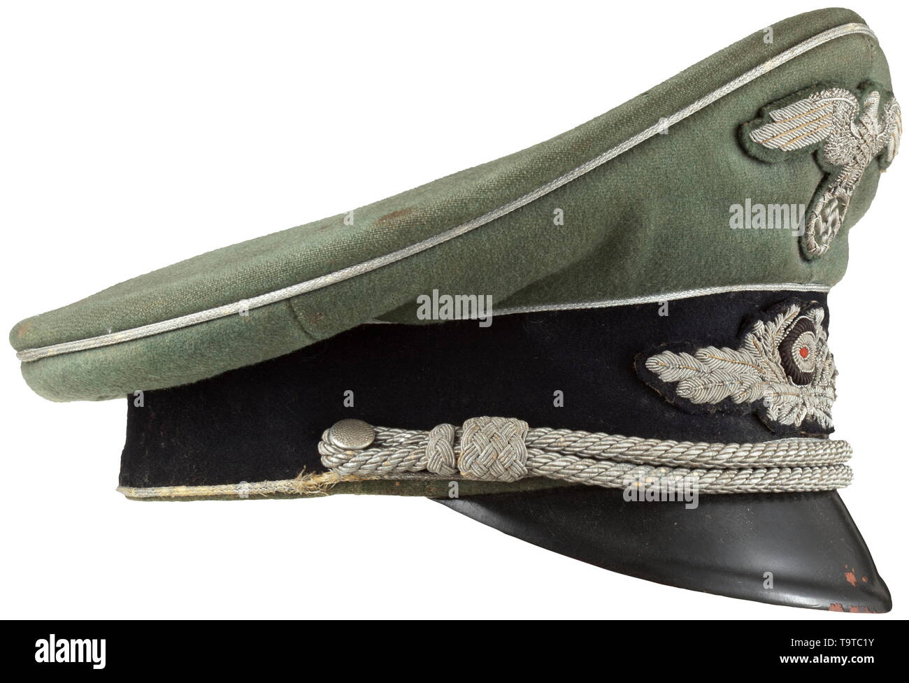 Eine Schirmmütze zum Feld - graue Uniform für hochrangige diplomatische Beamten Gap Body Feld-grauen Tuch mit schwarzen Zierleisten band, Keder in Silber und Schwarz lackiertem Visier. Grüner Seide Liner mit braunem Leder Schweißband (Verschleiß), das Visier Unterseite in Ocker-Farbe. Eingebeult, mit deutlichen Gebrauchsspuren. Silber - gestickte Abzeichen auf einem Feld - graue oder schwarze Basis, Silber cap cording. historischen, geschichtlichen, Staatliche, staatlich kontrollierter, staatlich, Organisationen, Organisationen, Organisation, Organisation, Objekt, Objekte, Stills, Clipping, Clippings, ausschneiden Ausschneiden,, Additional-Rights - Clearance-Info - Not-Available Stockfoto