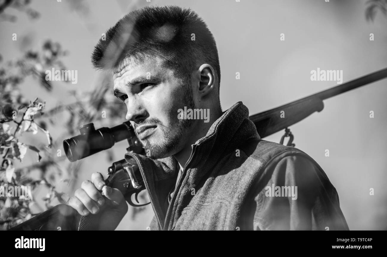 Mann Jäger mit Gewehr Pistole. Boot Camp. Jagd Fähigkeiten und Waffen Ausrüstung. Wie schalten Sie die Jagd in Hobby. Uniform Mode. Bärtiger Mann Jäger. Stockfoto