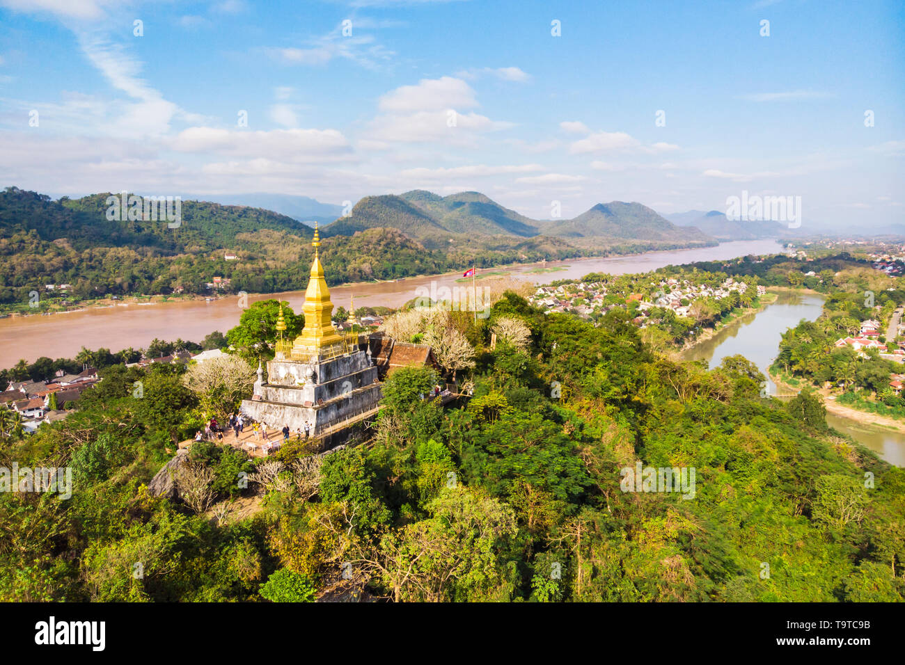 Luang Prang Laos Anzeigen. Mount Phousi. Südostasien, Blick auf die Stadt und die umliegende Landschaft. Goldene Pagode in Wat Chom Si auf dem Gipfel des Mount Phou Stockfoto