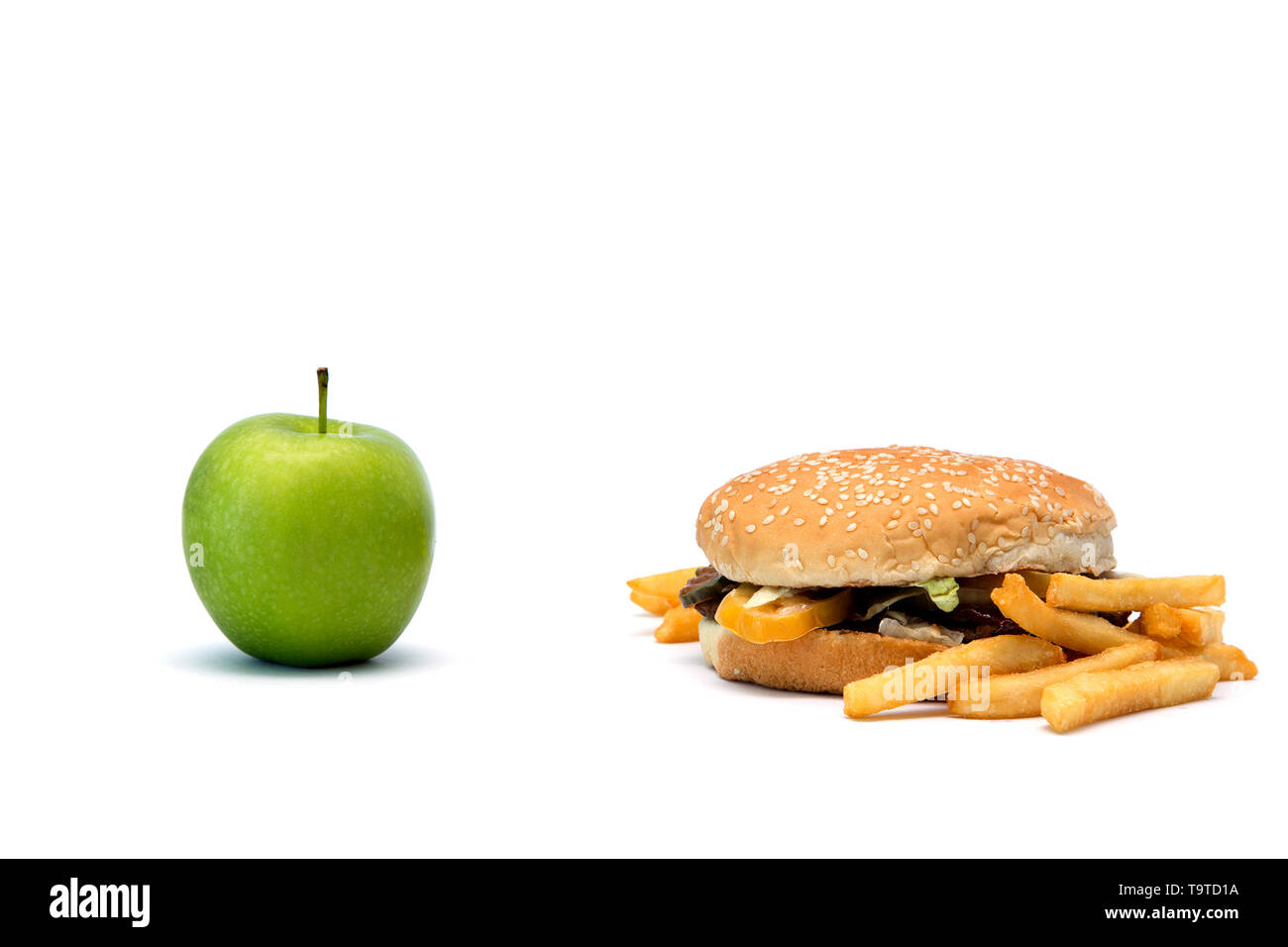 Wahl zwischen gesunden Lebensmitteln oder Fast Food, Apple oder Burger Stockfoto