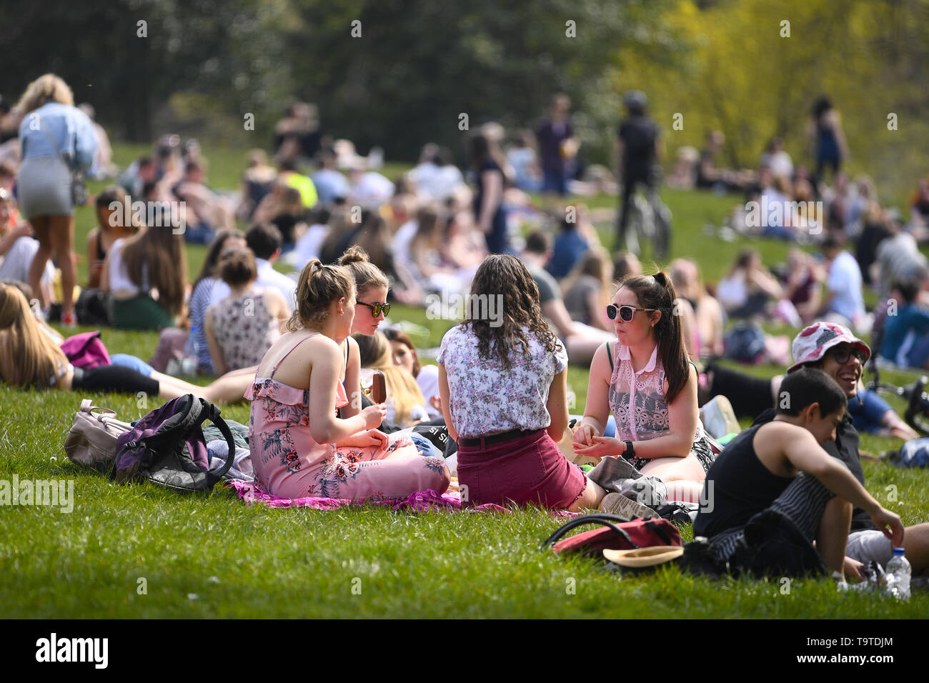 Öffentlichkeit genießen Sie die Sonne im Kelvingrove Park, als Schottland ist bis zu 20 Grad heute zu erhalten. Mit: Kelvin Grove Park, wo: Glasgow, Großbritannien Wann: 19 Apr 2019 Credit: Euan Kirsche / WANN Stockfoto