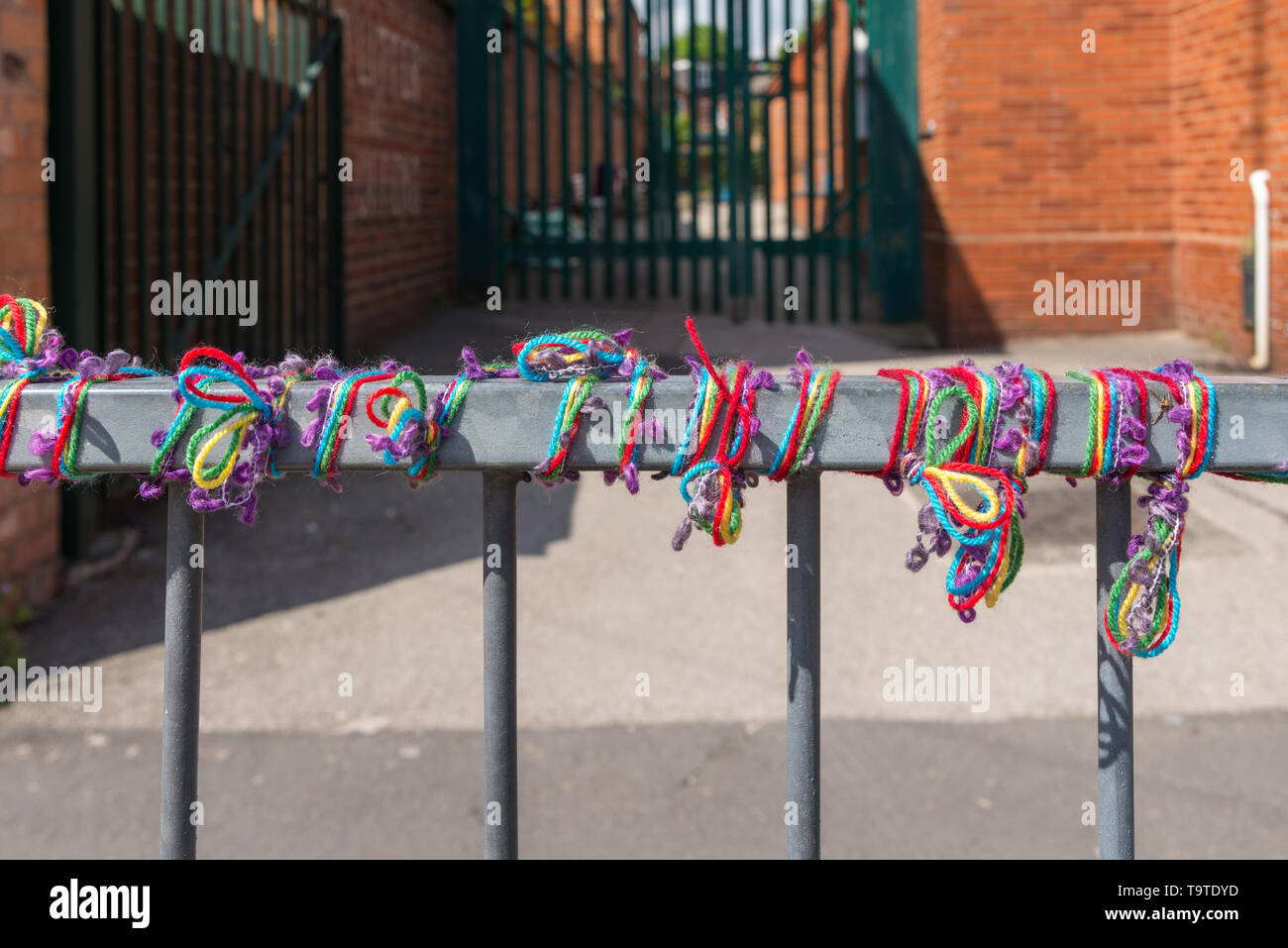 Muslime gegen LGBT-Lektionen mit LGBT-Anhänger stießen, wie sie befestigt regenbogenfarbenen Fahnen zu Geländer an Anderton Park Schule, Birmingham Stockfoto