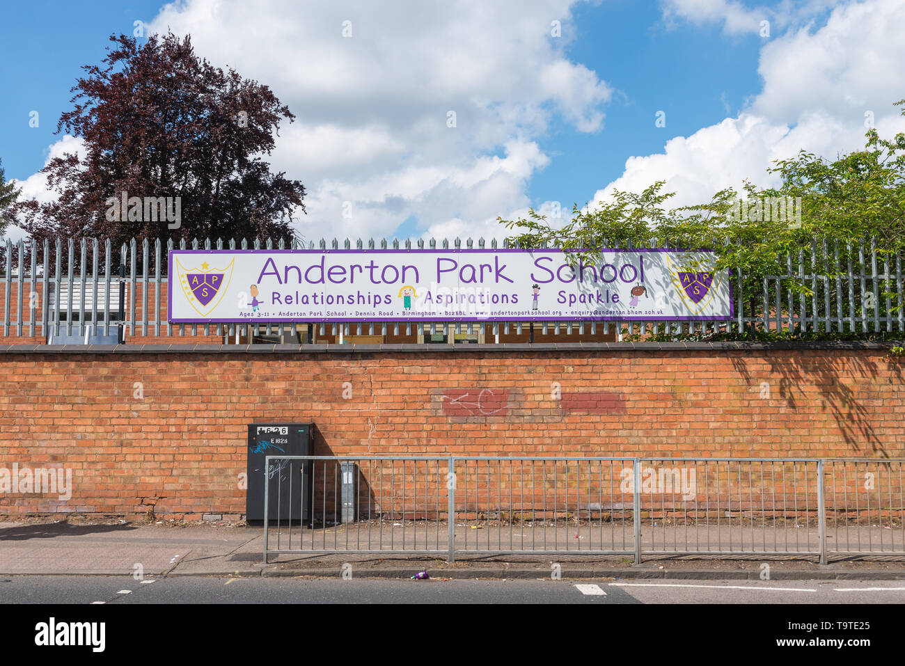 Muslime gegen LGBT-Lektionen mit LGBT-Anhänger stießen, wie sie befestigt regenbogenfarbenen Fahnen zu Geländer an Anderton Park Schule, Birmingham Stockfoto