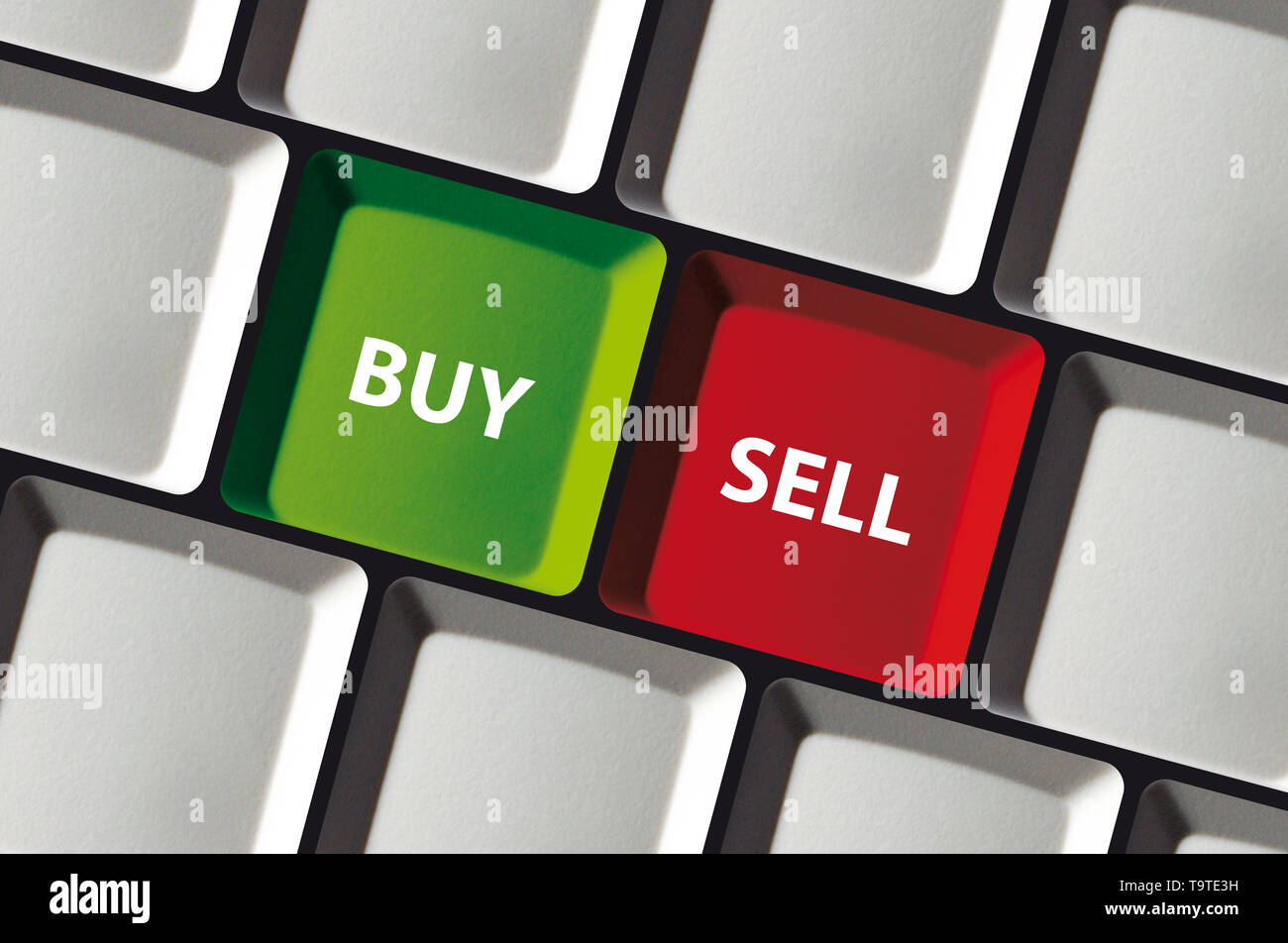 Die Wörter KAUFEN VERKAUFEN auf rot und grün Schlüssel auf Tastatur - Konzept Aktienmarktfinanzierung Stockfoto