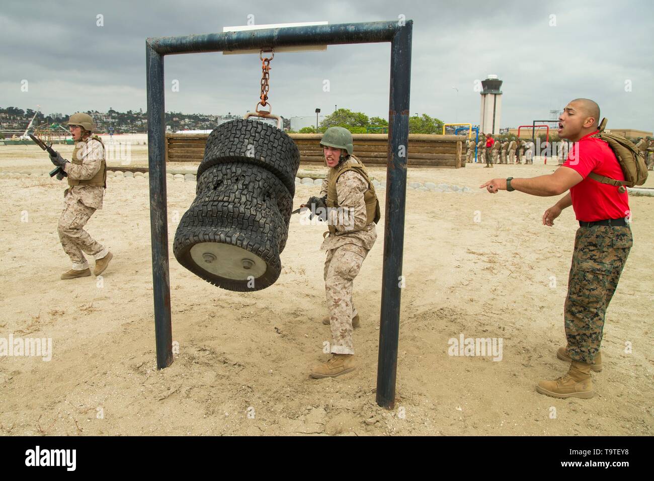 Us Marine Rekruten mit Bravo Company, 1. rekrutieren Ausbildung Bataillon, Angriff die Reifen mit Martial Arts Techniken im Bajonett Angriff Kurs an der Marine Corps Recruit Depot San Diego, 15. Mai 2019 in San Diego, Kalifornien. Stockfoto