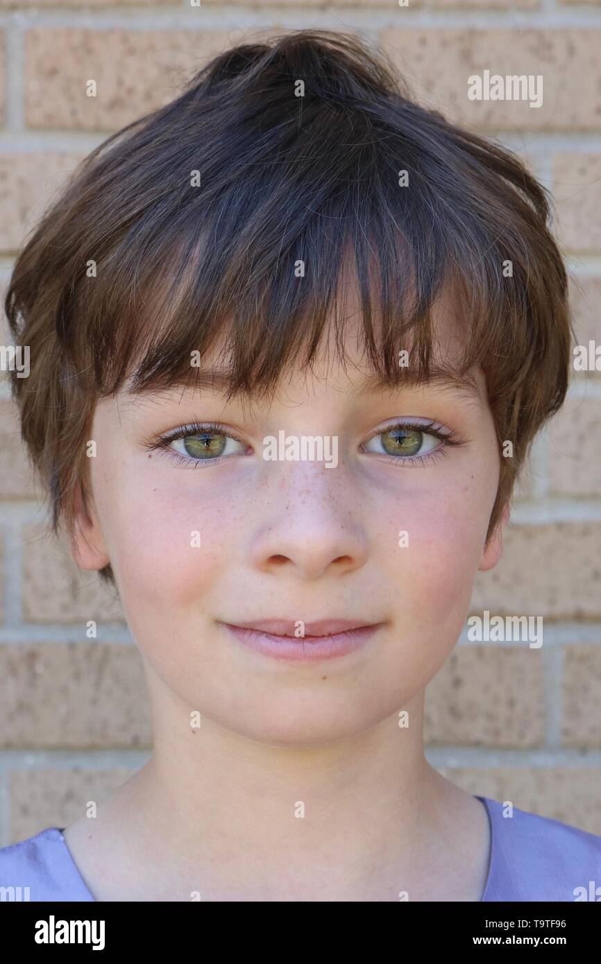 Porträt eines Kindes mit einem braunen Pixie cut und großen haselnussbraunen Augen Stockfoto