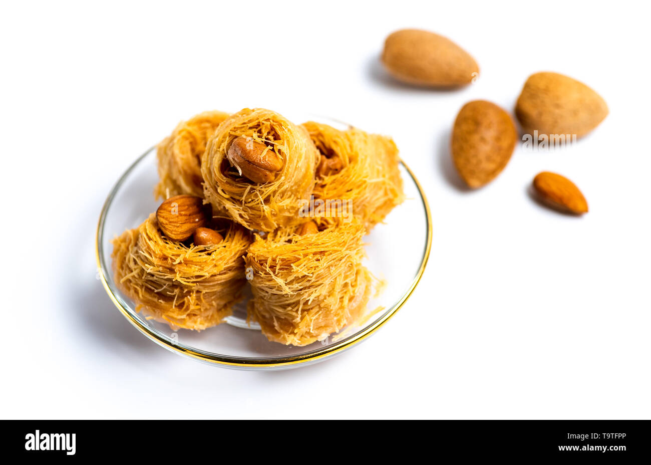 Arabisch kadayif Dessert mit Cashew-nüssen auf einer Platte isoliert Stockfoto