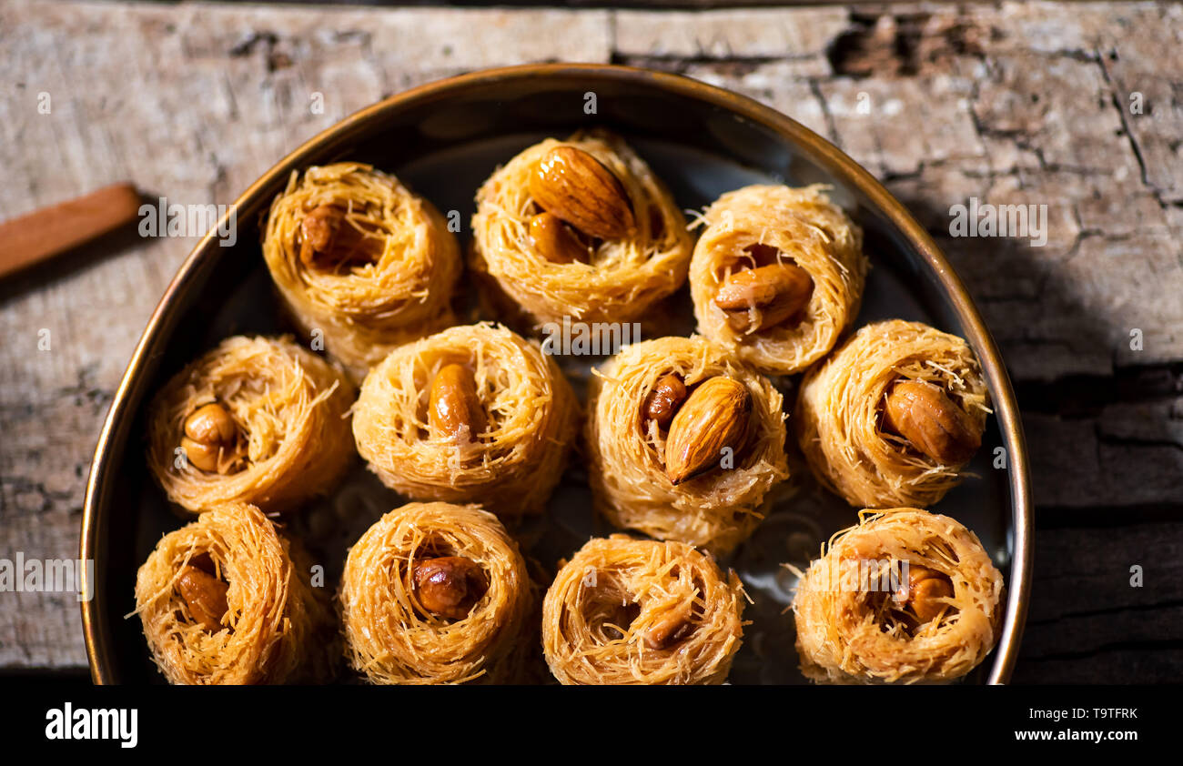 Arabisch kadayif baklava Dessert mit Cashew-nüssen auf einer Platte Stockfoto