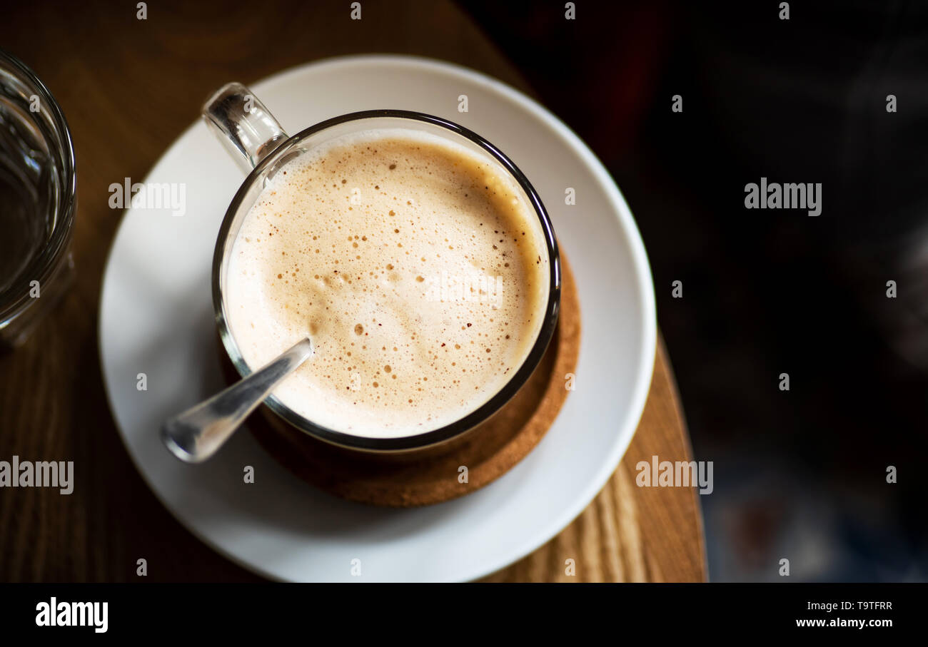 Cappuccino in einem Glas Schale Nahaufnahme Stockfoto