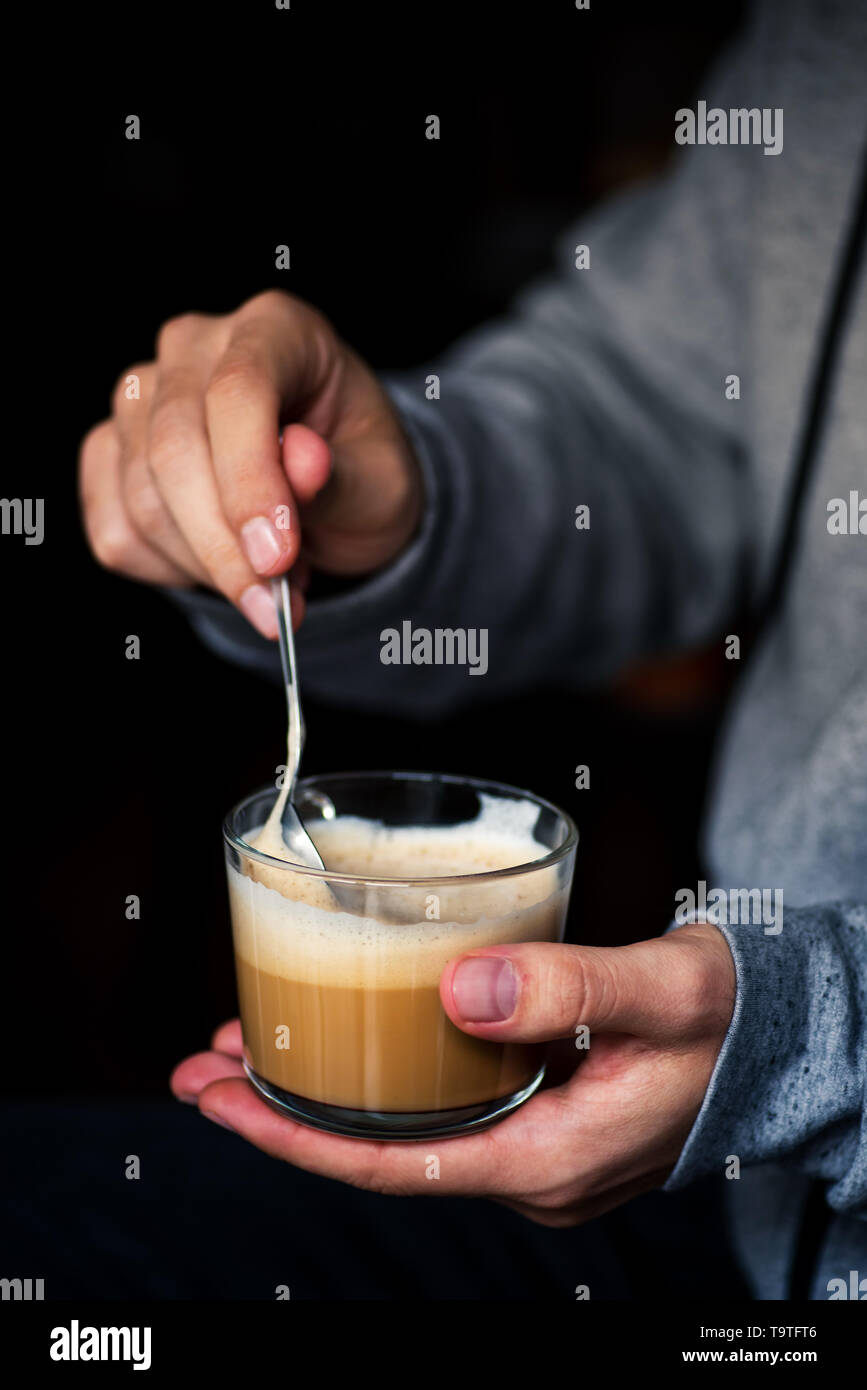 Man mischen eine Tasse Kaffee closeup Stockfoto