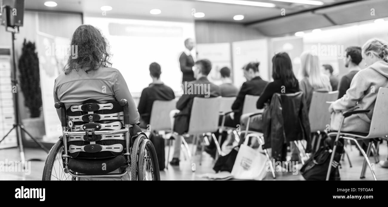Ansicht der Rückseite des unkenntlich Frau im Rollstuhl an Business Konferenz sprechen. Stockfoto
