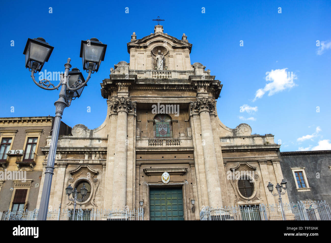 Catania barocke Basilika, Blick auf die historische Fassade, Statuen, Säulen und street lamp Stockfoto