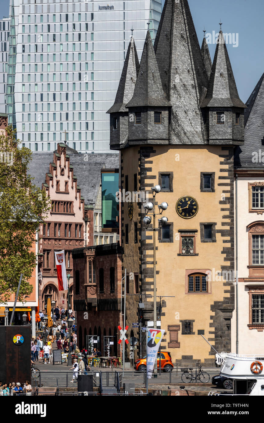 Skyline von Frankfurt am Main, Wolkenkratzer, Gebäude, Kontraste, Jumeirah Hotel, Giebel faade auf der Ršmer, schiefer Turm der Saalhof, Renten-Zoll-Towe Stockfoto