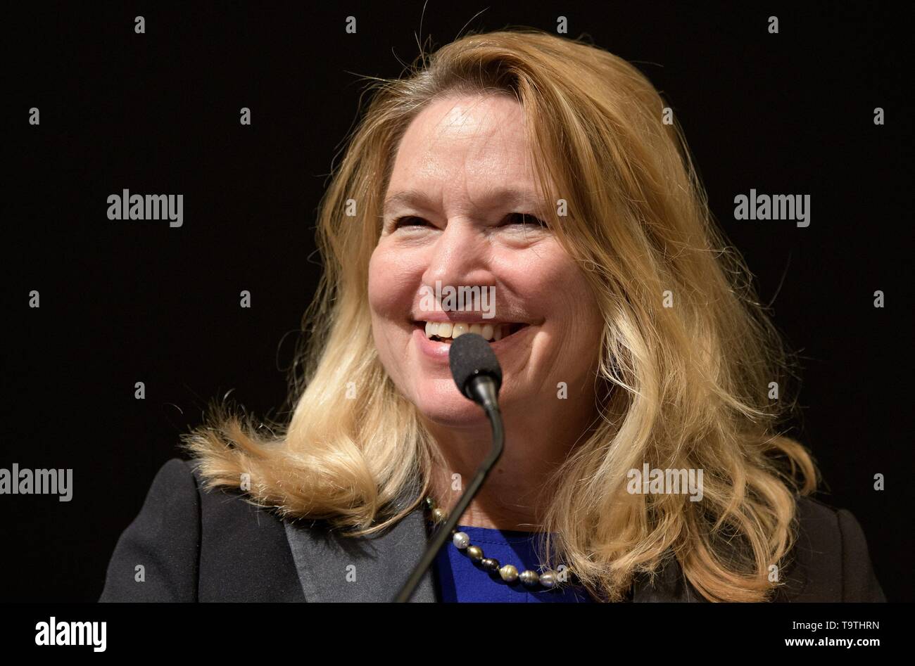 Direktor des National Air und Space Museum Ellen Stofan, moderiert eine Podiumsdiskussion nach der Premiere des Films: Apollo 11: Erste Schritte Edition am Smithsonian National Air und Space Museum 14. Mai 2019 in Washington. Stockfoto