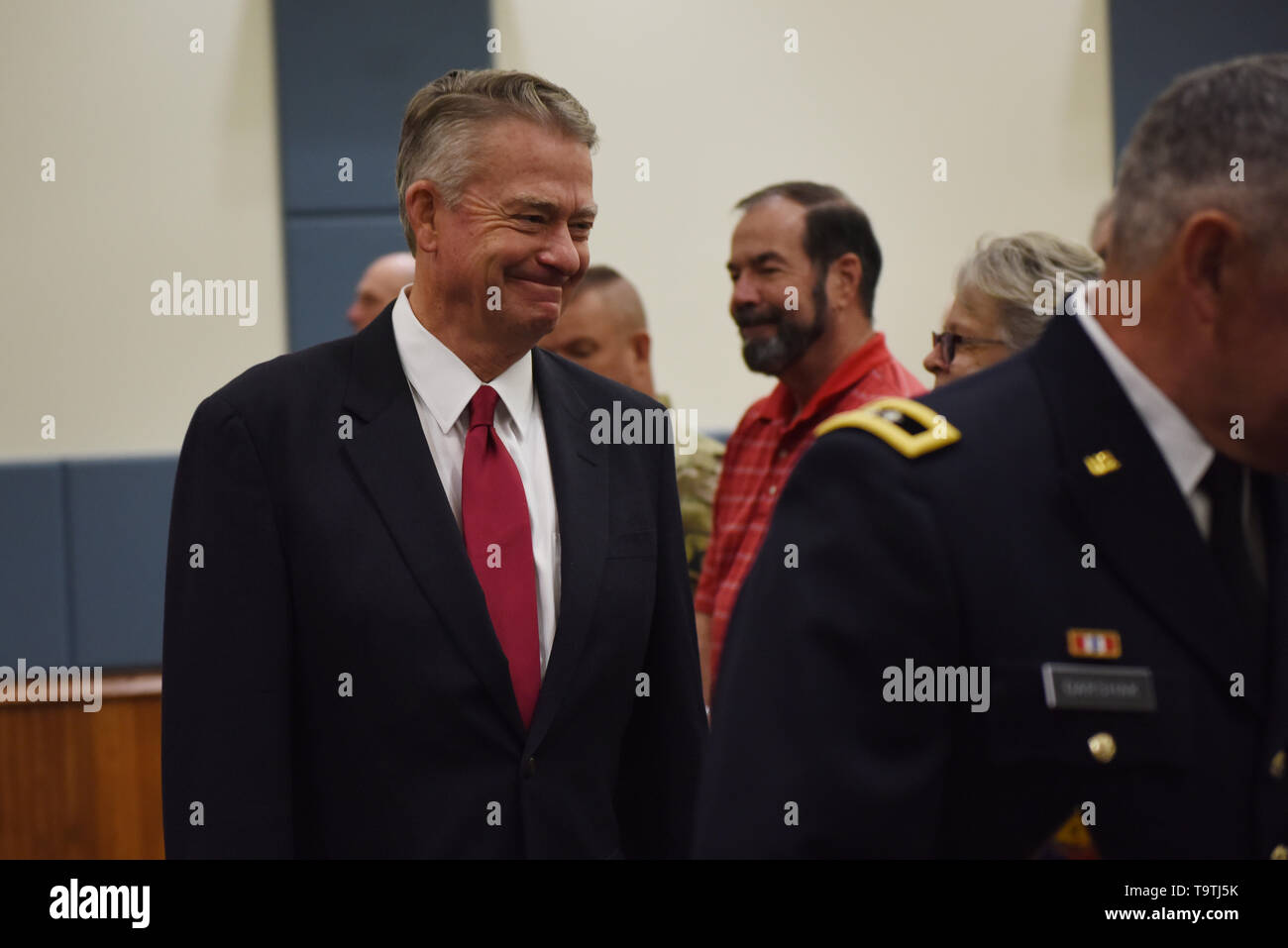 Idaho Gouverneur Brad Little, Links, folgt Idaho Adjutant General Generalmajor Michael Garshak, während einer Zeremonie auf gowen Field Mai 17, 2019 in Boise, Idaho. Stockfoto