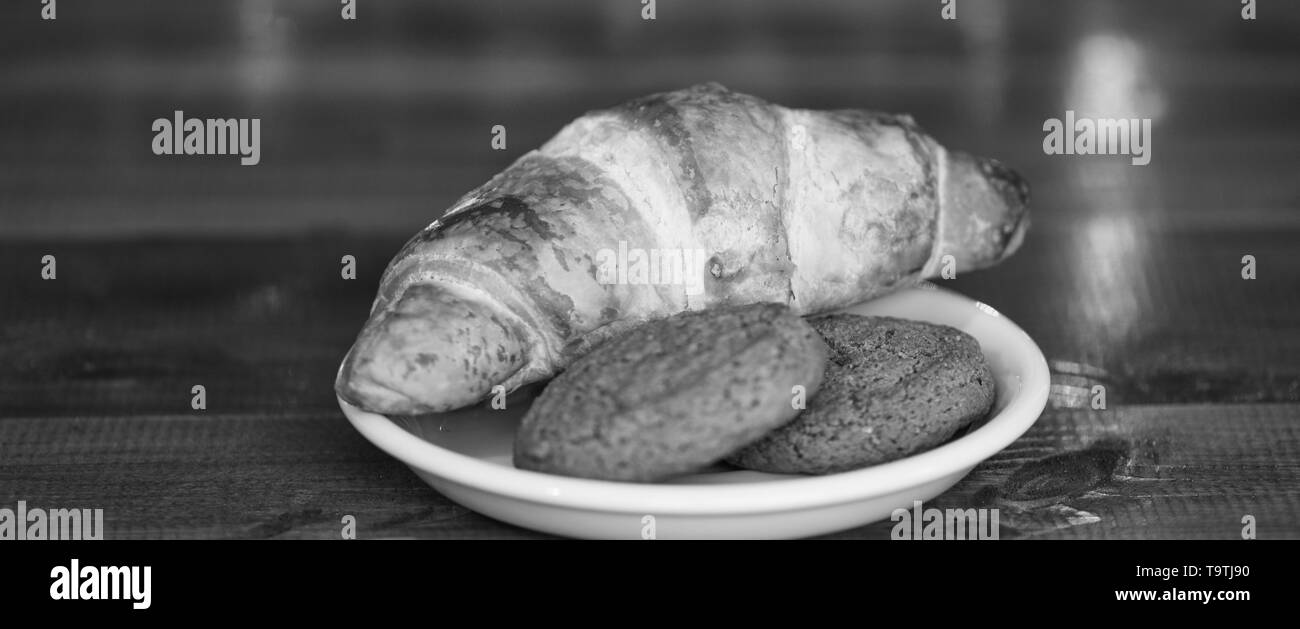 Leckereien für Santa Konzept. Was brauchen Kinder um Welt verlassen für den Weihnachtsmann. Croissant und Hafer Cookies auf weiße Platte. Winterurlaub Tradition. Süßigkeiten für Sa Stockfoto