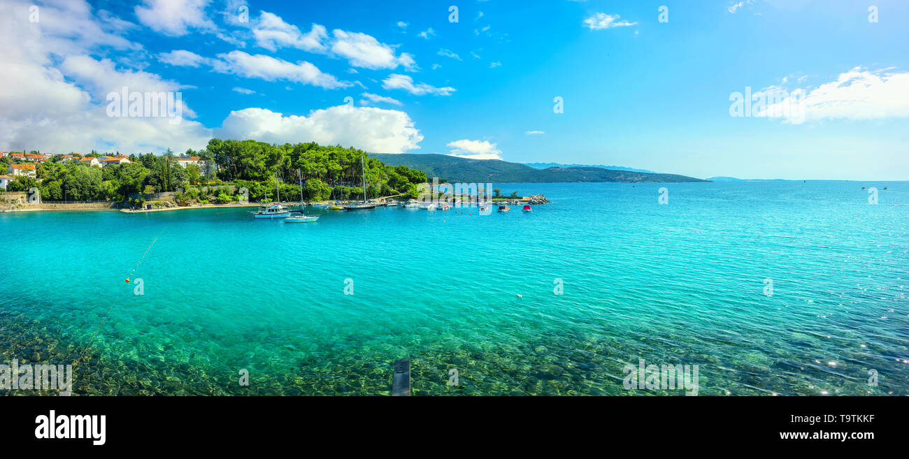 Panoramablick auf die Bucht mit türkisfarbenem Wasser und Strand in Krk. Insel Krk, Kroatien Stockfoto