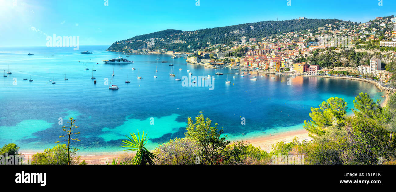 Panoramablick auf die Bucht und die Cote d'Azur Resort Stadt Villefranche-sur-Mer. Französische Riviera, Frankreich Stockfoto