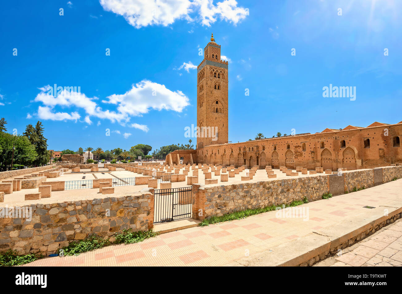 Blick auf Moschee mit Minarett der Koutoubia-Moschee, (Kutubiyya Moschee) in Marrakesch. Marokko, Nordafrika Stockfoto