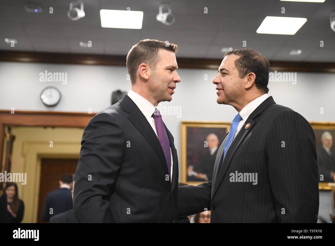 Us-Heimatschutz amtierende Sekretär Kevin McAleenan, Links, Chats mit Rep. Henry Cuellar folgenden das Haus Mittel Homeland Security Unterausschuss am 30. April 2019 Anhörung in Washington, DC. Stockfoto