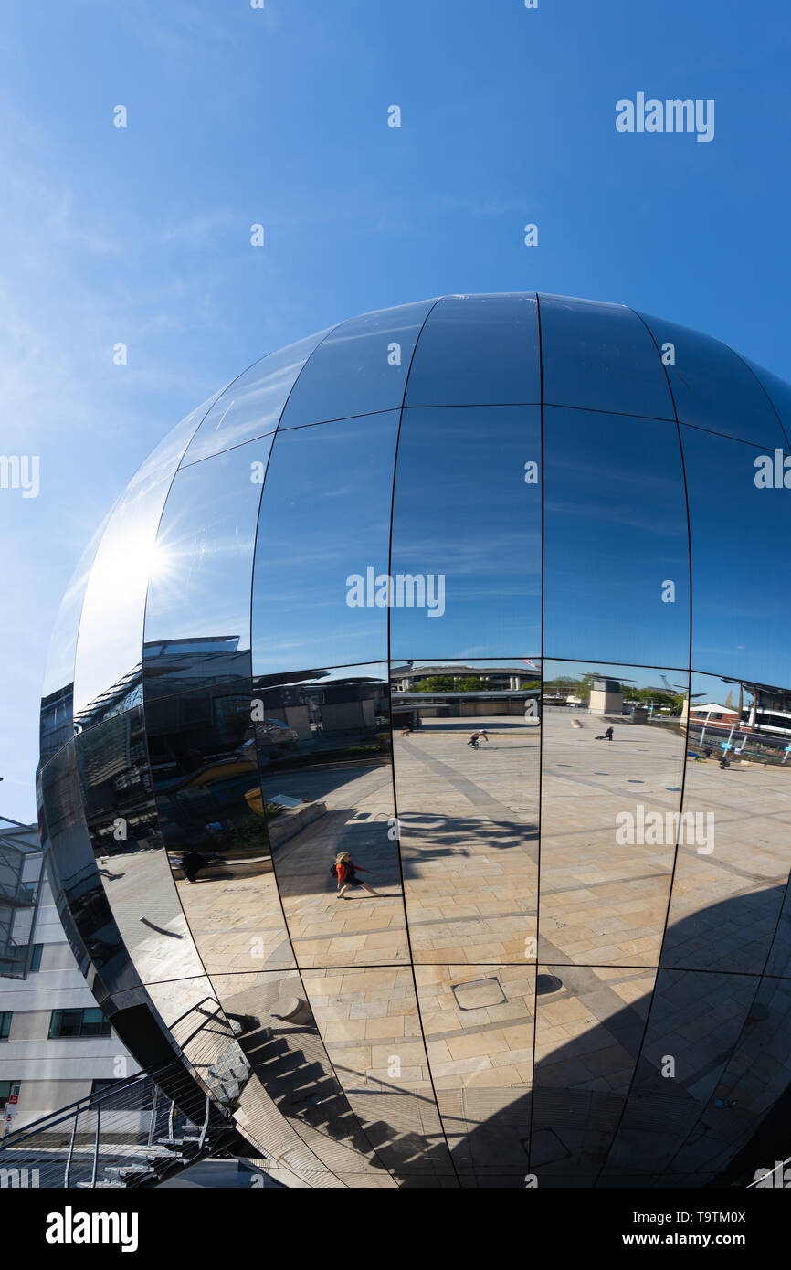 BRISTOL, Großbritannien - 14. Mai: Großer Spiegel ball Skulptur im Millennium Squarel Bristol am 14. Mai 2019 Stockfoto
