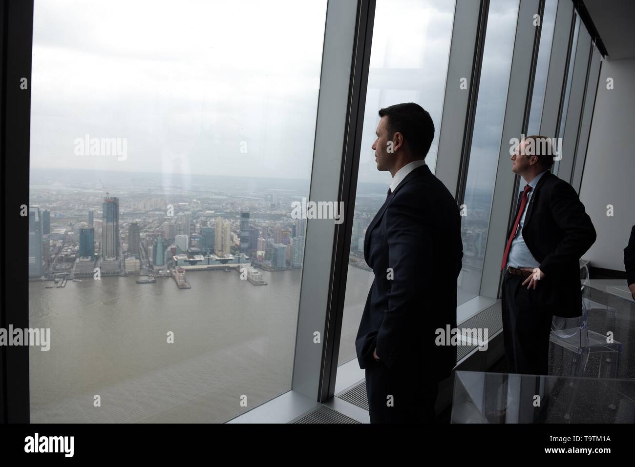 Us-Heimatschutz amtierende Sekretär Kevin McAleenan, Links, Blicke auf die Skyline von New York aus der Einen Welt Sternwarte April 22, 2019 in New York City. Stockfoto