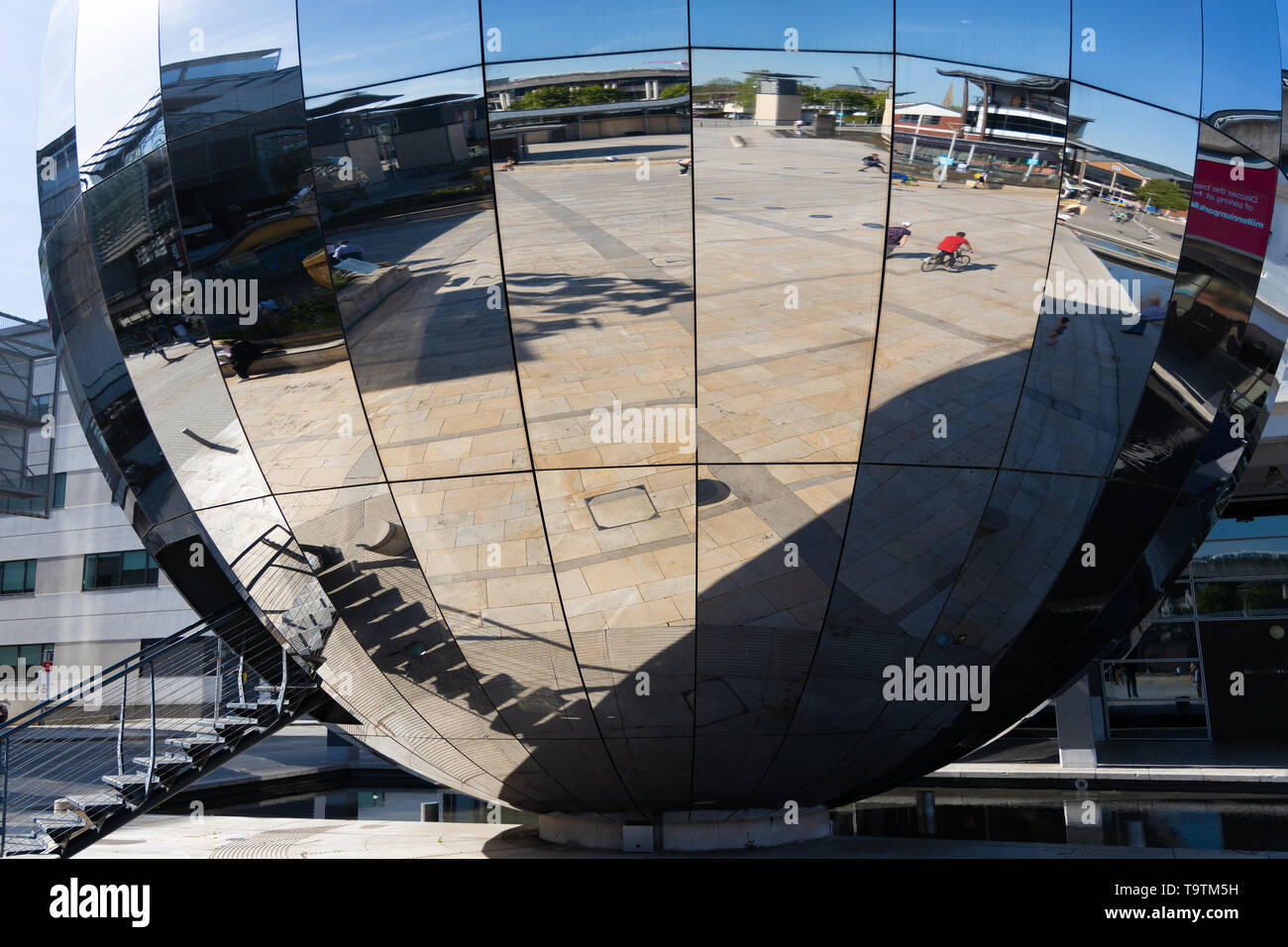 BRISTOL, Großbritannien - 14. Mai: Großer Spiegel ball Skulptur im Millennium Square Bristol am 14. Mai 2019 Stockfoto