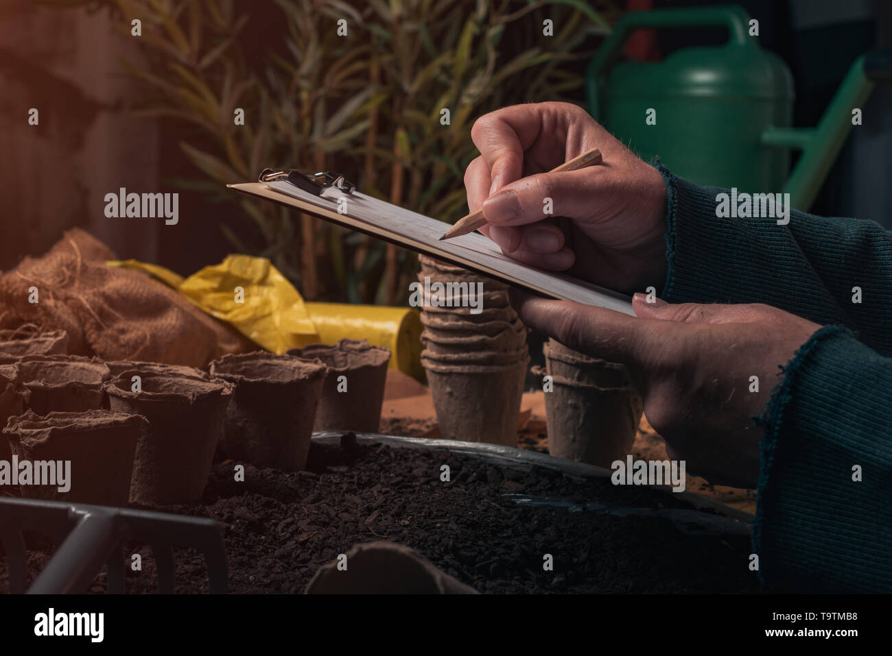 Gärtner Schreiben Hinweise zur Zwischenablage beachten Sie Papier, Vorbereitung auf die Samen einpflanzen Stockfoto