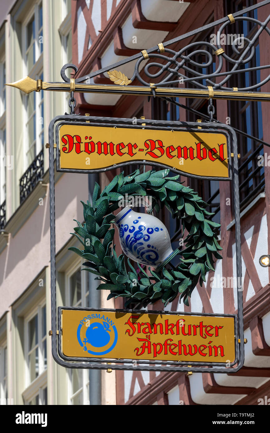 Die Ršmer, Rathaus der Stadt Frankfurt am Main, Ršmerberg Platz, Zeichen für eine Apple Wein Restaurant, Stockfoto