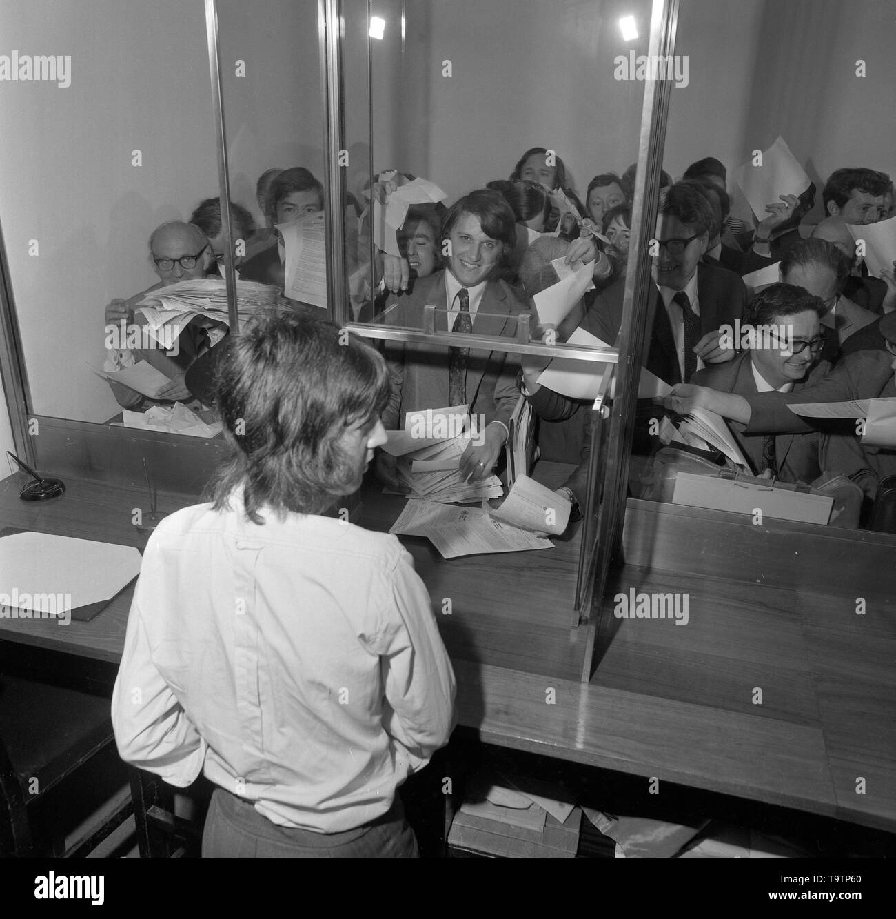 Die Szene in der Midland Bank neue Ausgabe Abteilung in der Londoner City, wenn das Angebot für den Verkauf von 10 Millionen Stammaktien im J. Sainsbury begrenzt geöffnet und geschlossen. Sainsbury's ist das größte private Unternehmen bisher an die Öffentlichkeit zu gehen. Stockfoto