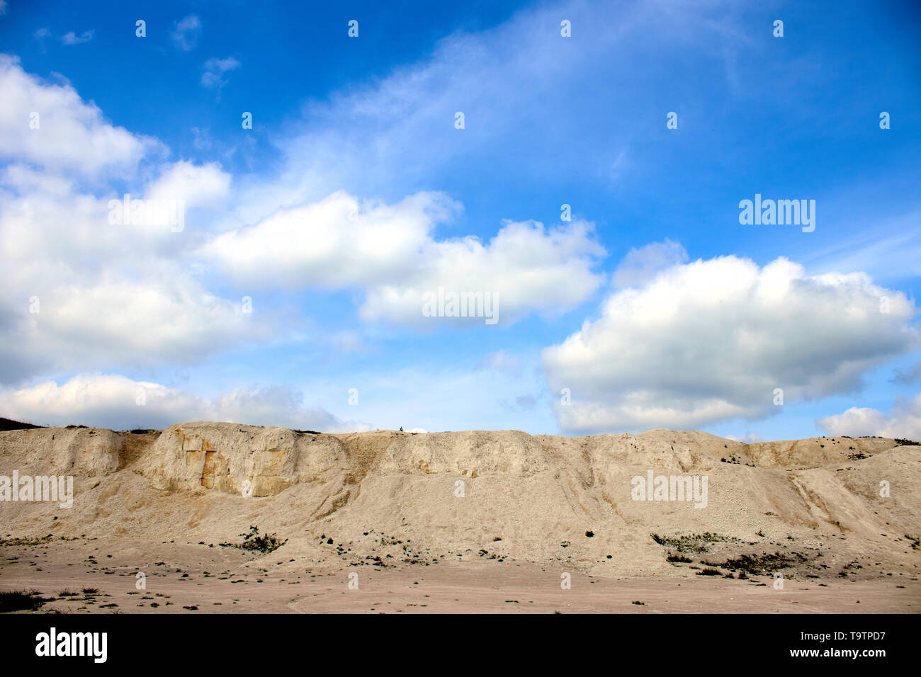 Weißer Kalkstein Steinbruch auf dem Hintergrund der blauen Himmel mit Wolken Stockfoto