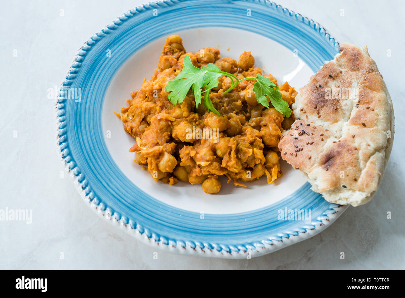 Chole oder Chana Masala oder pikant Kichererbsen ist traditionell Nordindische Hauptgericht Rezept und in der Regel mit bhature oder Roti/Naan serviert. Ökologische Lebensmittel. Stockfoto