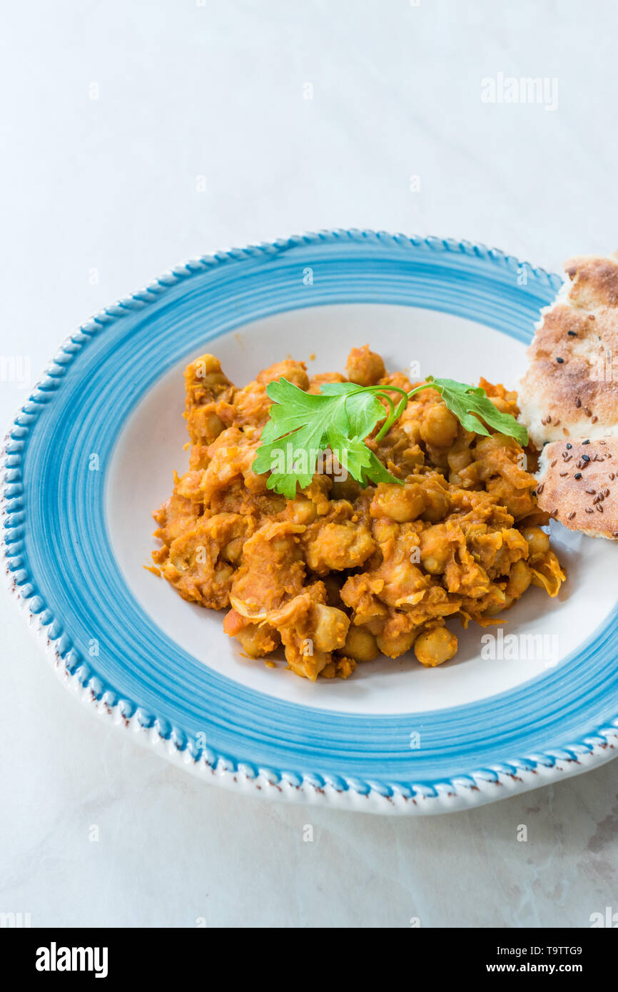 Chole oder Chana Masala oder pikant Kichererbsen ist traditionell Nordindische Hauptgericht Rezept und in der Regel mit bhature oder Roti/Naan serviert. Ökologische Lebensmittel. Stockfoto