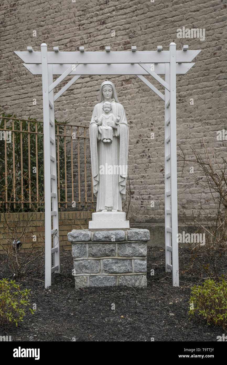 Devotional Statue der Maria und das Jesuskind außerhalb einer katholischen Kirche in Brooklyn, New York. Stockfoto