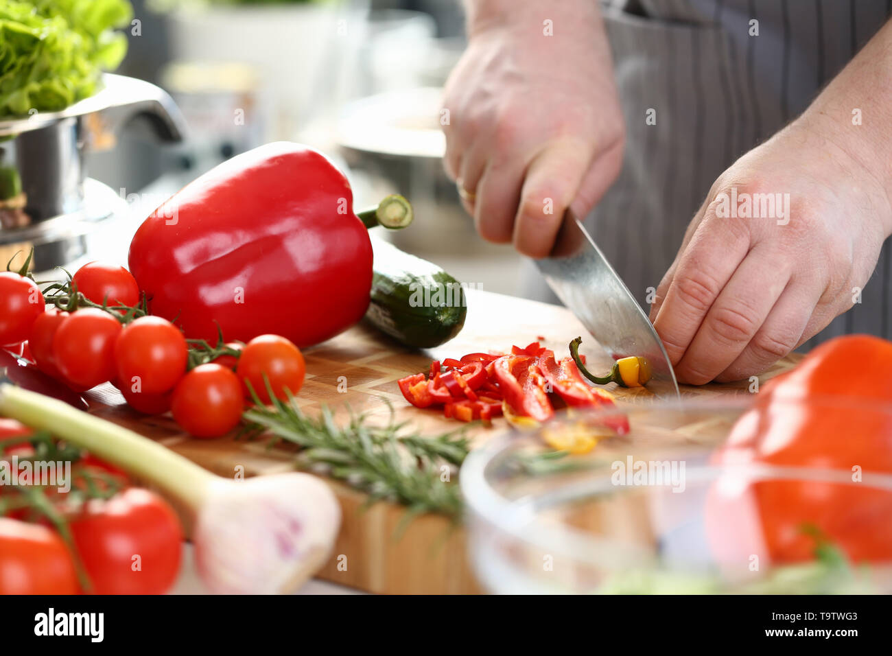 Professionelle kulinarische Mann Schneiden Hot Chili Pfeffer Stockfoto