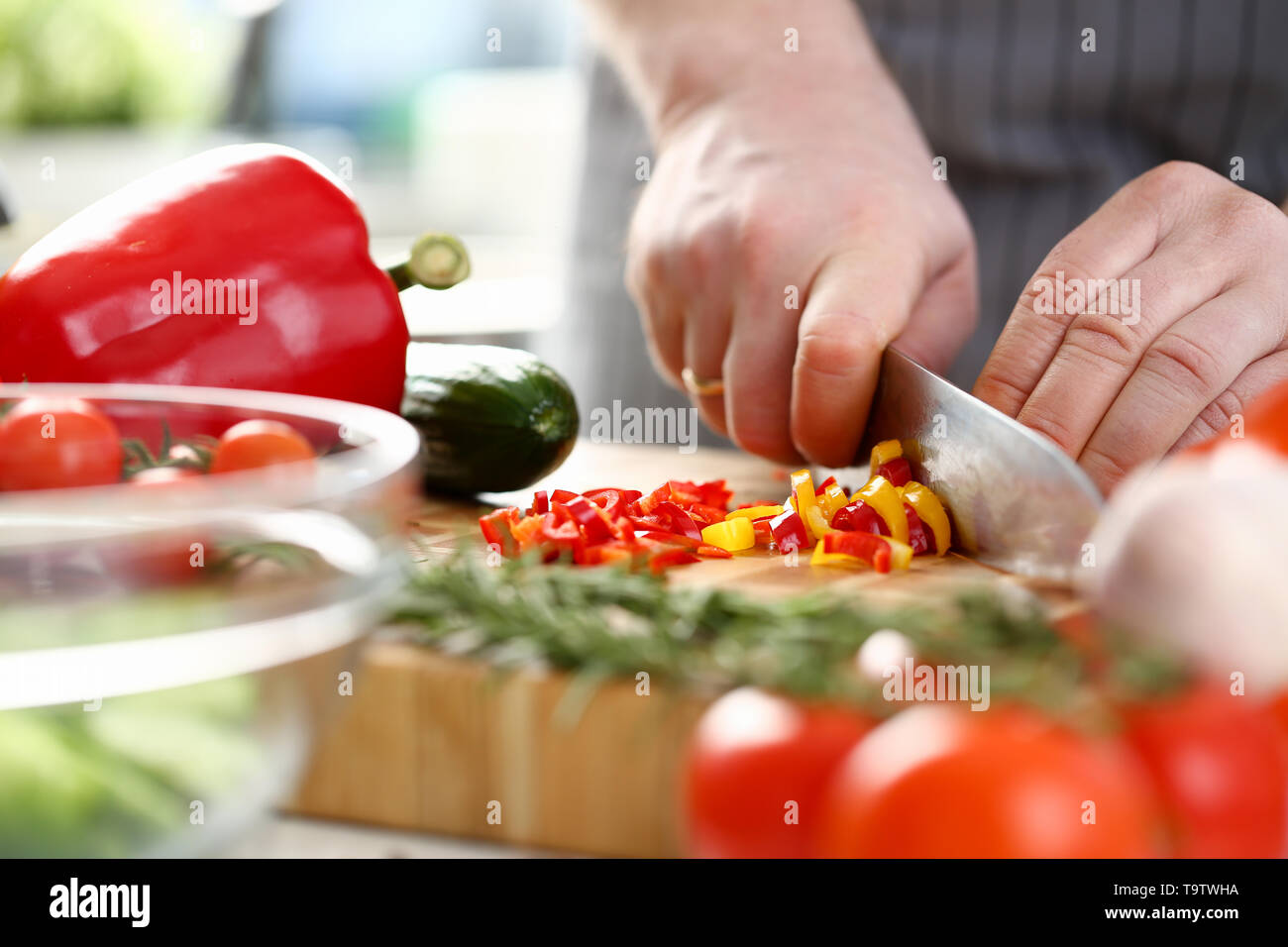 Kulinarische Chef gehackten Chili kleine Scheiben Stockfoto