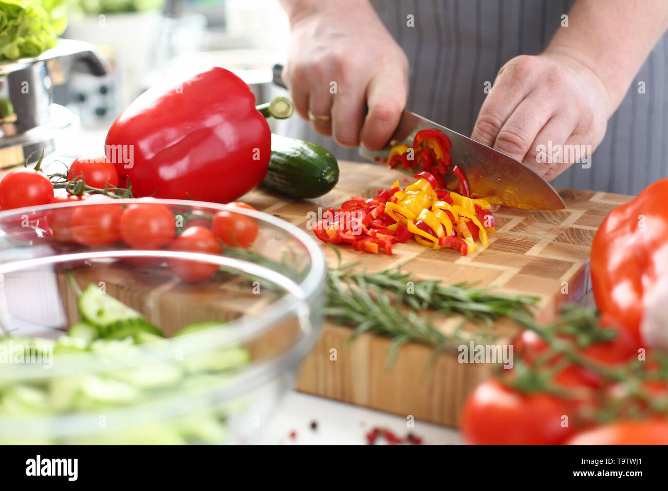 Koch Schneiden organische Gemüsesalat Zutaten Stockfoto