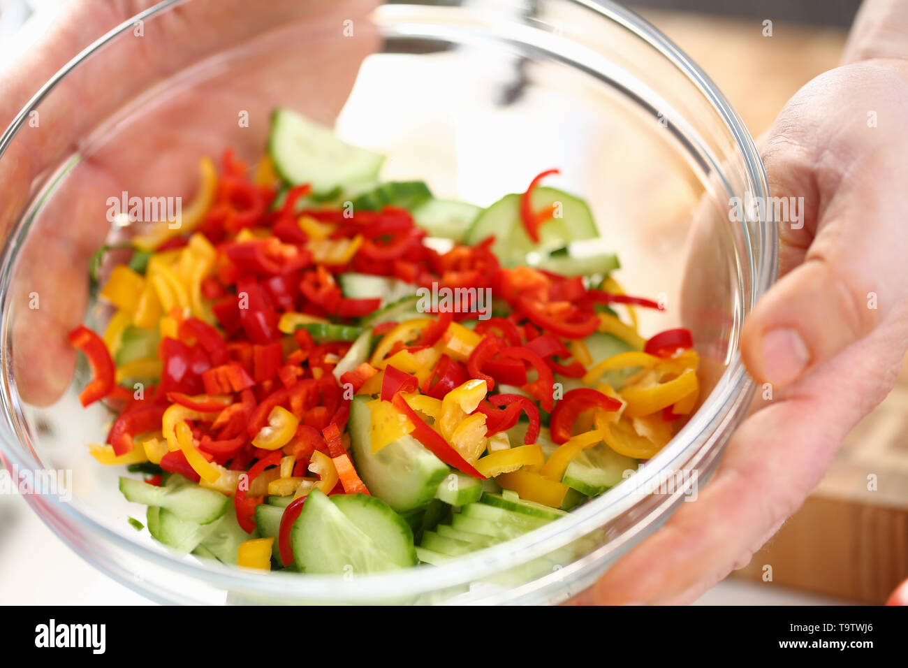 Männliche Hand gehackt Salat Schüssel Stockfoto