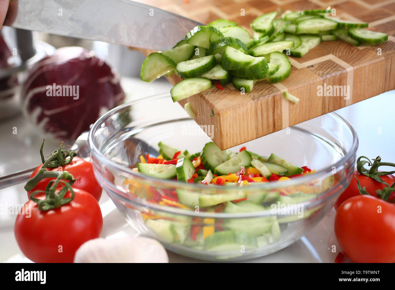 Grüne gehackt Gurkenscheiben Gießen Glasschale Stockfoto