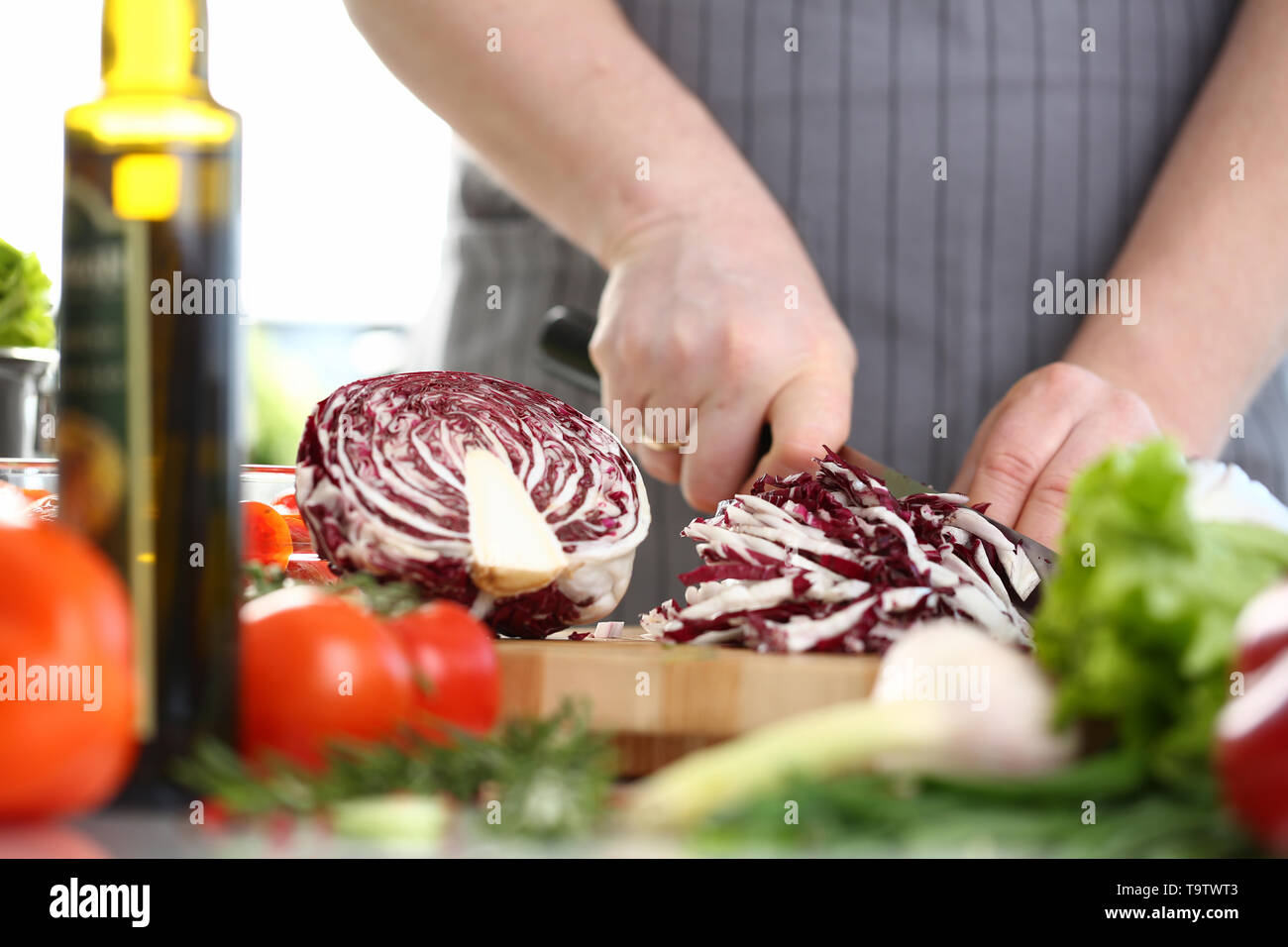 Professionelle männlichen Chef Hacken Lila Kohl Stockfoto
