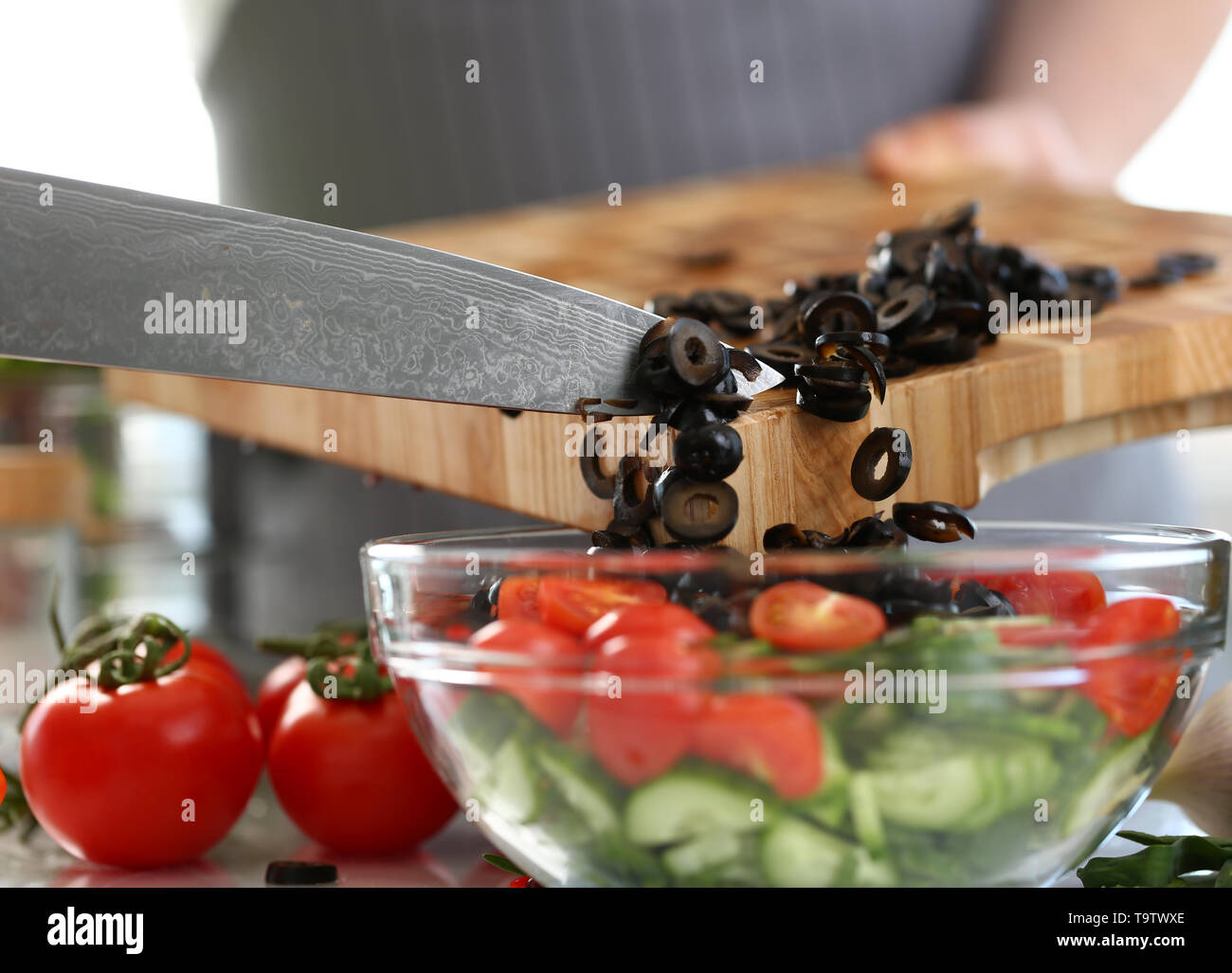 Koch Gießen runde Stücke schwarze Oliven Salat Schüssel Stockfoto