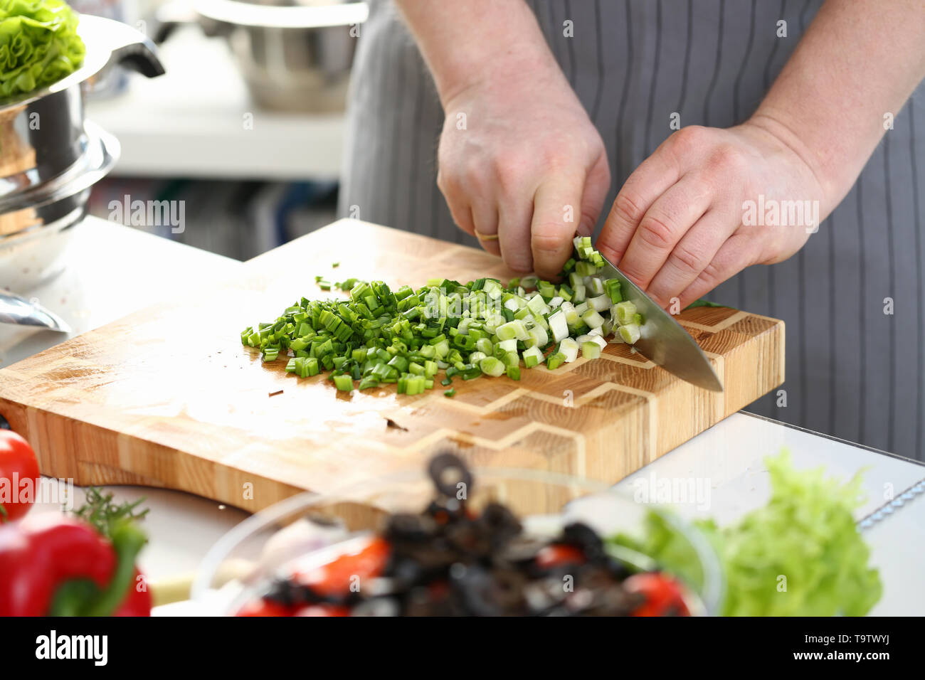 Männliche Hände Schalotten Hacken Salat Zutat Stockfoto