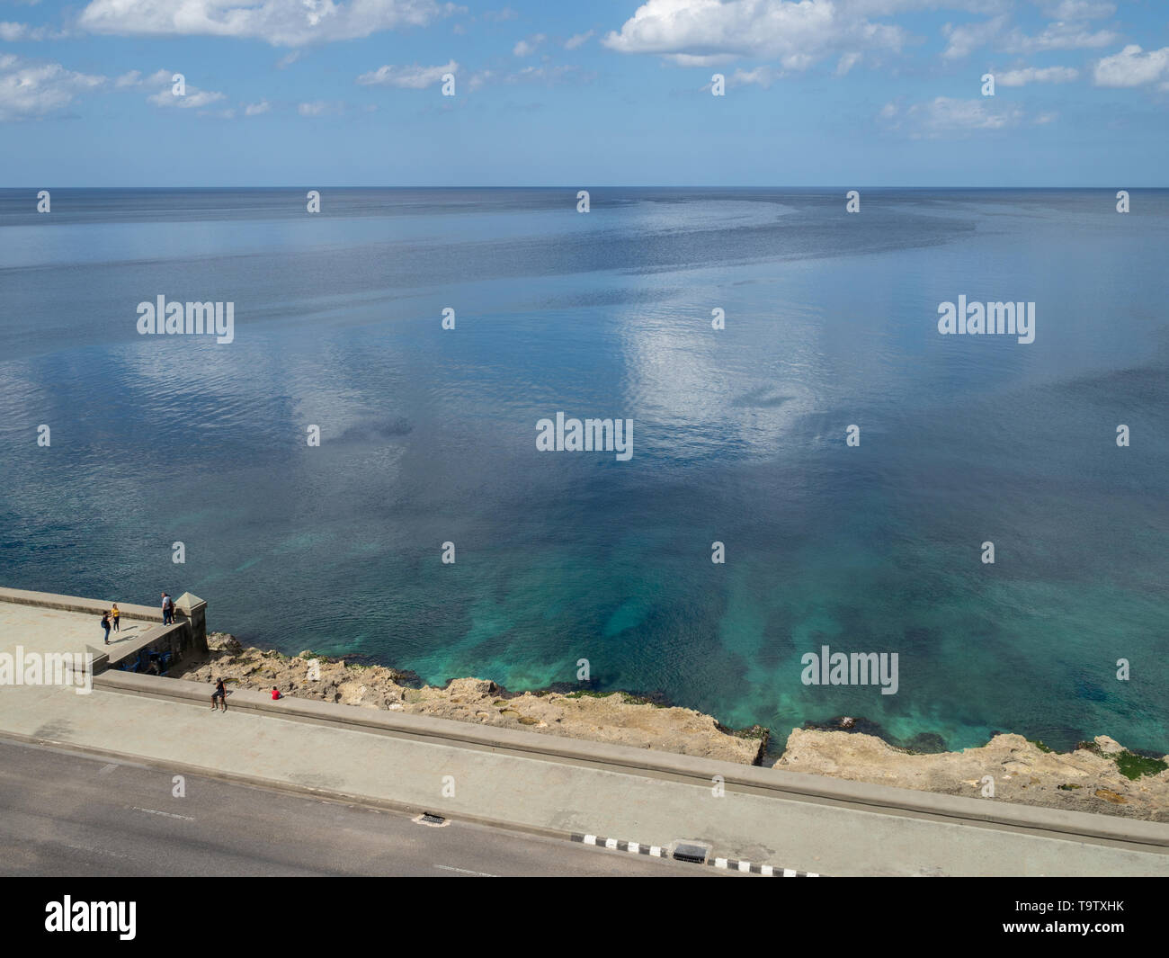 In Havanna, Kuba, Leute auf der Strandpromenade entspannen Sie sich durch eine klare, ruhige Atlantik Stockfoto