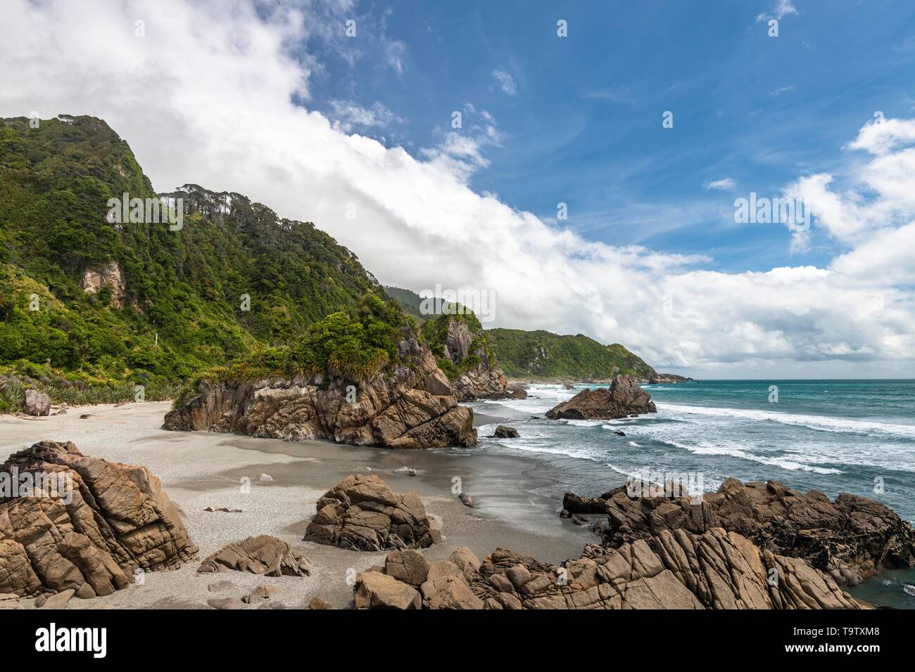 Felsen am Strand, Schroffe Felsenküste im Paparoa National Park, West Coast Region, Südinsel, Neuseeland Stockfoto