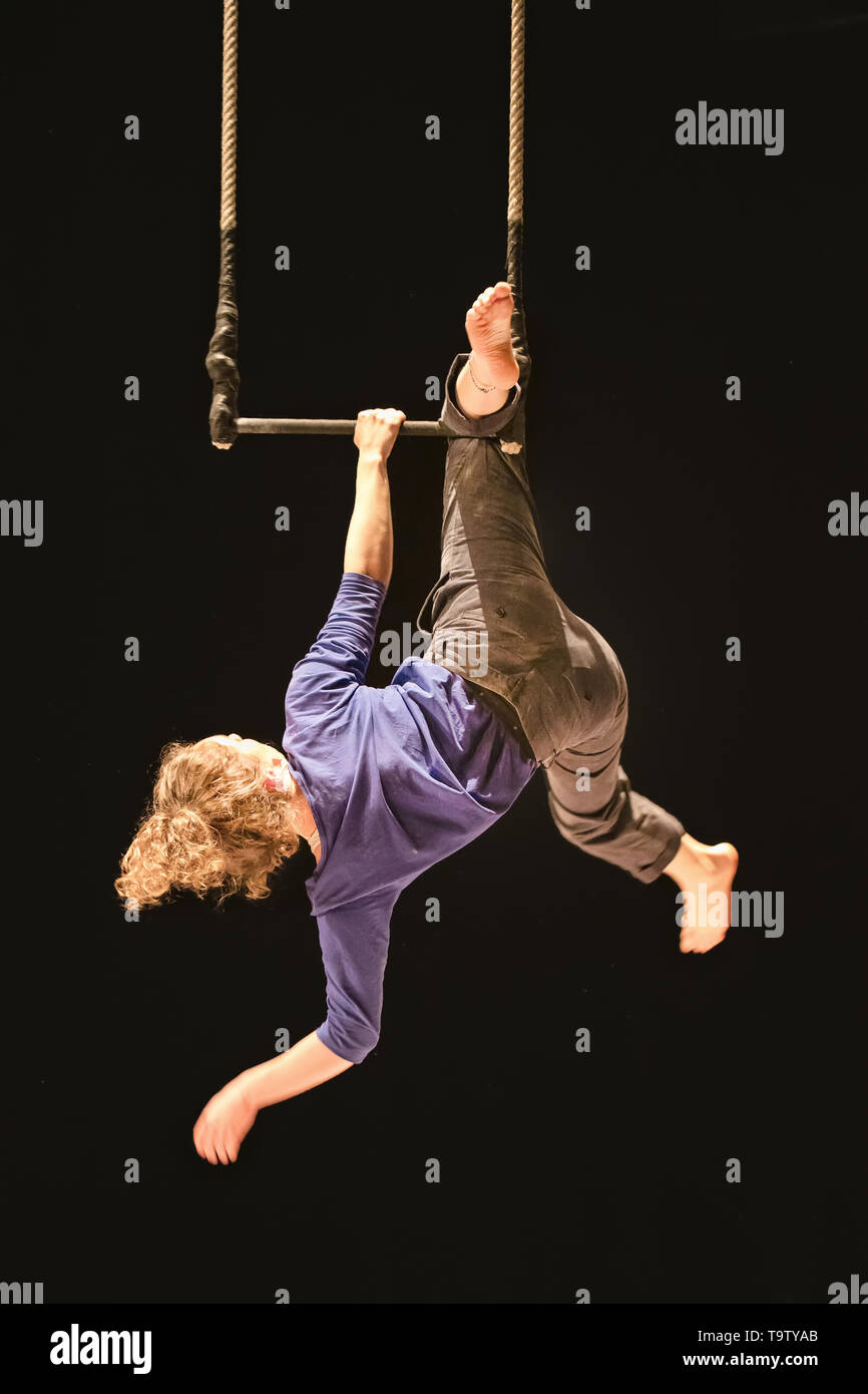 Weibliche Acrobat hängend auf einer Schaukel in einem Zirkus Stockfoto