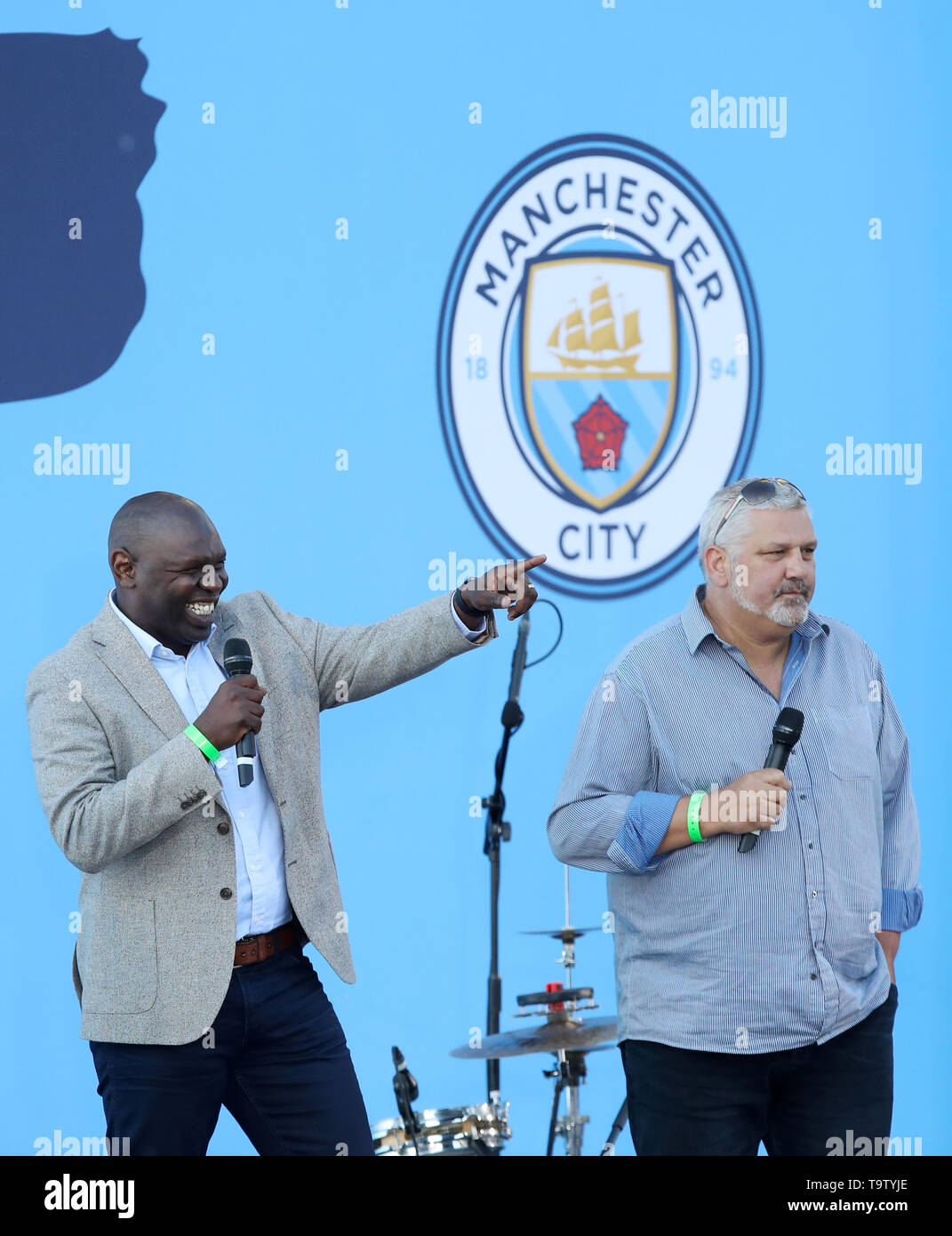 Shaun Goater und David White auf der Bühne vor der Trophy Parade in Manchester. Stockfoto