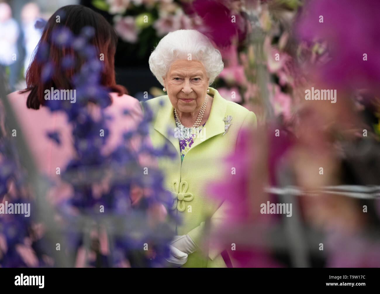 Queen Elisabeth II bei ihrem Besuch in der RHS Chelsea Flower Show im Royal Hospital Chelsea, London. Stockfoto