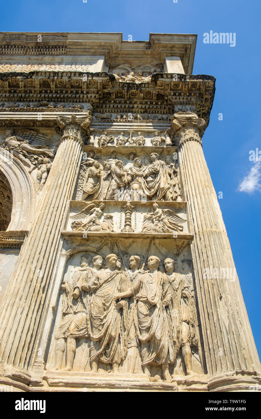 Der Bogen des Trajan in Benevento ist ein römischer Triumphbogen, im 2. Jahrhundert. Mehr als Szenen des Krieges, es zeigt die guten Werke des Kaisers. Stockfoto