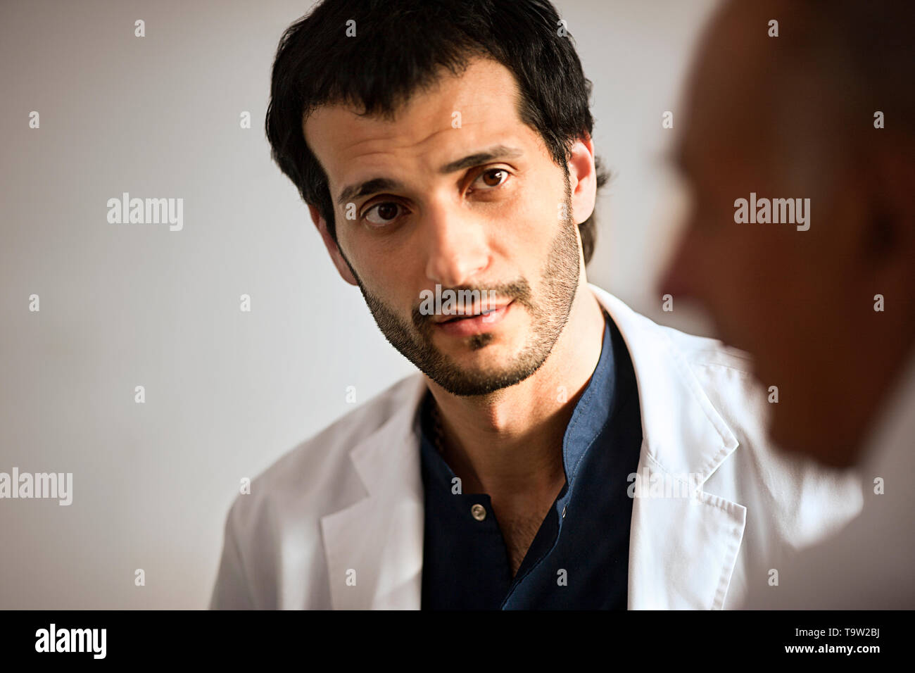 Arzt im Gespräch mit einem Patienten. Stockfoto